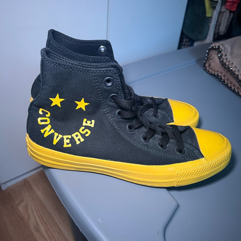 Converse Smiley Face Hi Top in Black/yellow size 8 women’s